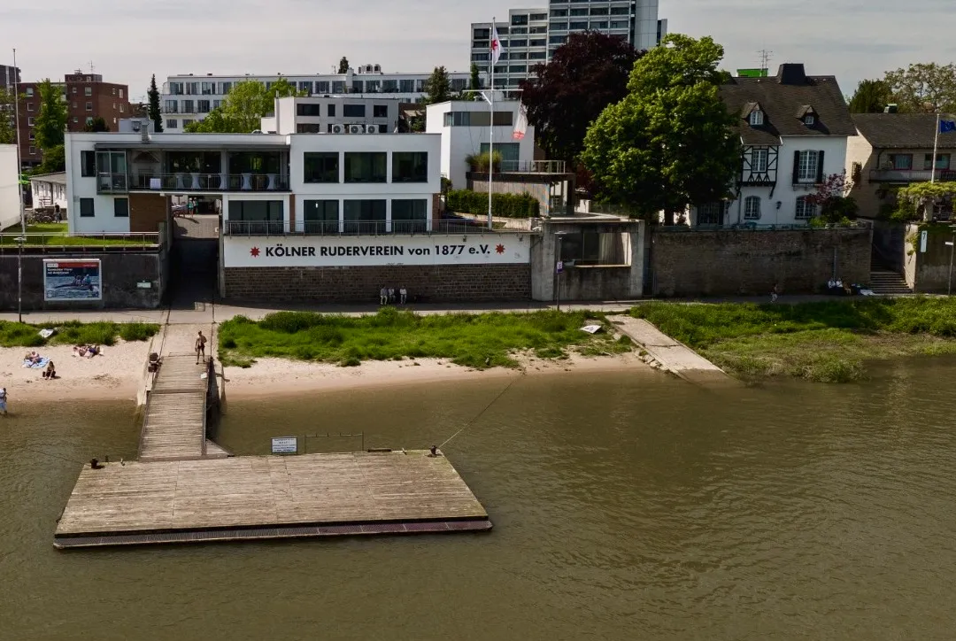 Das Bootshaus des Kölner Rudervereins von 1877 in Rodenkirchen mit Steg am Rhein