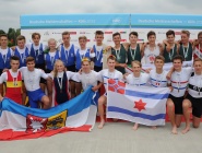 Bronze im JM 8+ A LG: Ben Langebartels (stehend 7.v.r.)