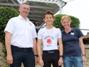Siegerehrung fuer Jannis mit Landestrainer Ralf Wenzel.jpg